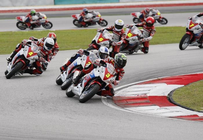 Ο Αυστραλός Joshua Frederick Hook και ο Ono ακολουθούν κατά πόδας τον Wongthananon στο 2ο σκέλος στη Sepang.
